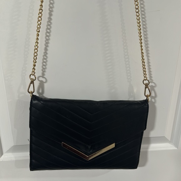 ⭐️SOLD⭐️
Steve Madden Black and Gold Crossbody - Picture 4 of 14